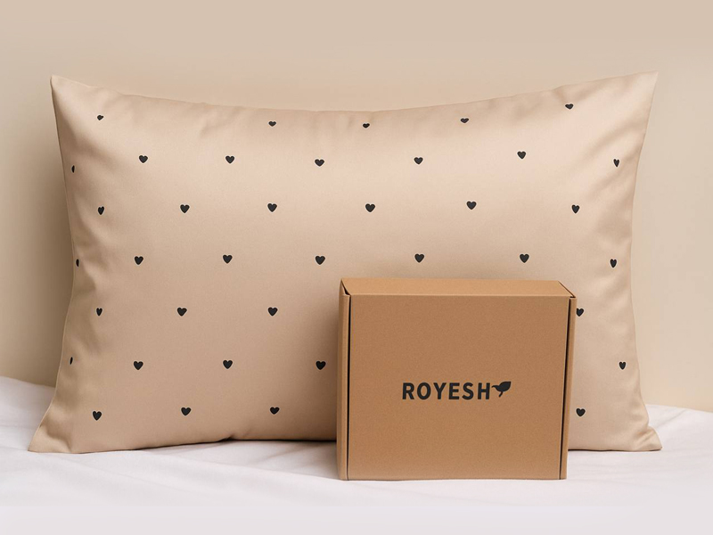 روبالشتی ساتن طرح قلب بژ