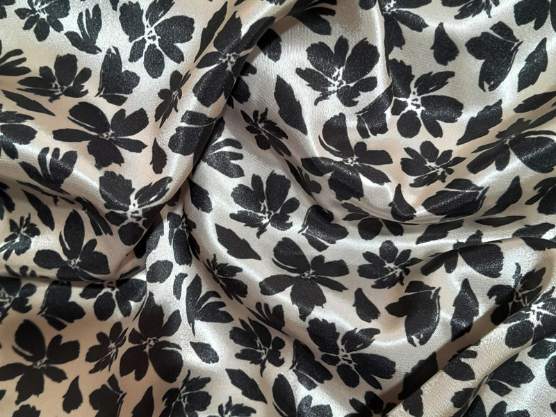 پارچه ساتن طرح گل مشکی